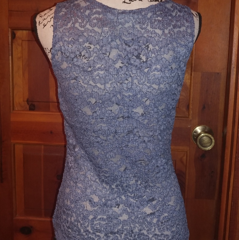 2 beautiful blue/white lace tank tops - Picture 5 of 7